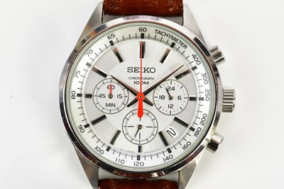 Lot 610 - SEIKO; a gentleman's chronograph 100m...