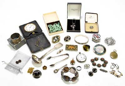 Lot 1568 - A small collection of costume jewellery to...