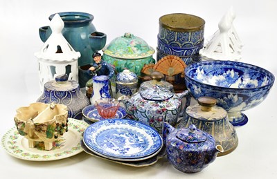 Lot 2884 - A collection of decorative ceramics to include...