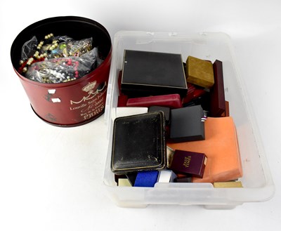 Lot 879 - A large quantity of mainly contemporary costume jewellery