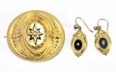 Lot 1428 - A Victorian 9ct yellow gold oval target brooch,...