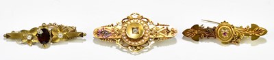 Lot 1429 - Two 15ct yellow gold bar brooches, combined...
