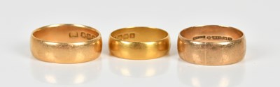 Lot 1358 - A 22ct wedding band, size O 1/2, approx 5.1g,...