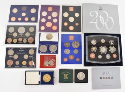 Lot 1402 - A small quantity of cased coins and coin sets...