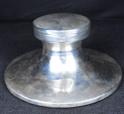 Lot 652 - An Edwardian hallmarked silver capstan-style desk inkwell