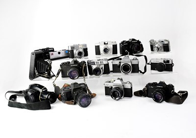 Lot 480 - A collection of film cameras
