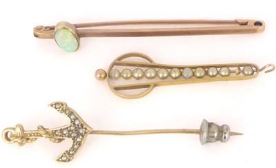 Lot 808 - Three late 19th/early 20th century 9ct gold...
