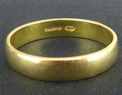 Lot 746 - An 18ct gold band ring