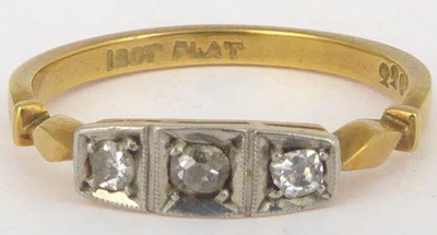 Lot 770 - An Art Deco three-stone diamond ring