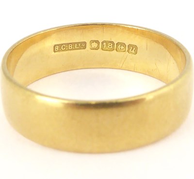 Lot 755 - An 18ct gold band ring
