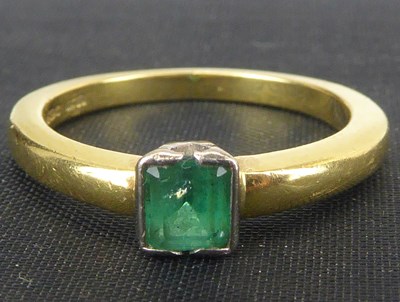 Lot 749 - An 18ct gold emerald ring