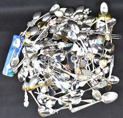 Lot 610 - A mixed quantity of collectors' spoons