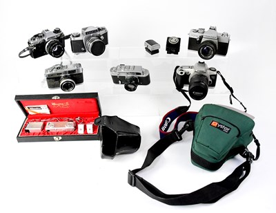 Lot 493 - A small collection of cameras