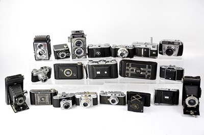 Lot 486 - A good collection of cameras