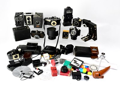Lot 532 - A collection of cameras and accessories