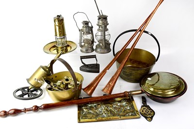 Lot 195 - A quantity of late 19th/early 20th century mixed metalware