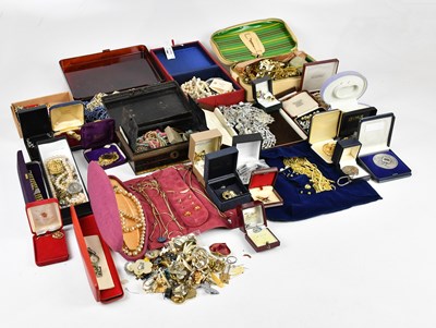 Lot 424 - A large collection of costume jewellery...