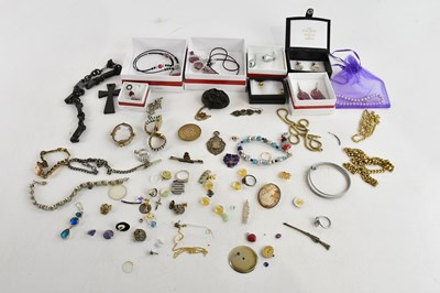 Lot 1757 - A small collection of assorted costume...