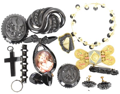 Lot 893 - Various items of jet-style jewellery