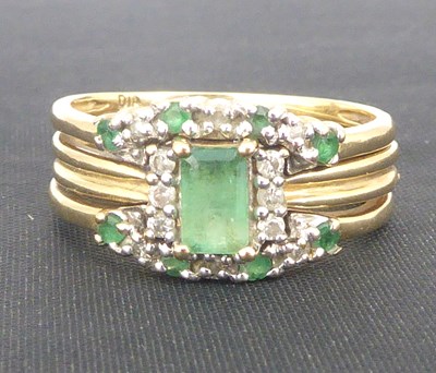 Lot 745 - A vintage diamond and emerald bridal set ring,...