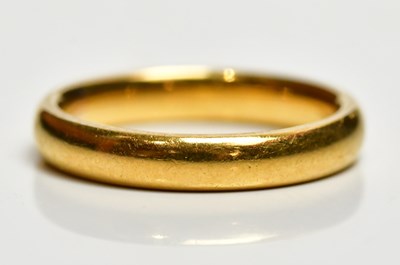 Lot 1377 - A 22ct yellow gold wedding band, size L,...