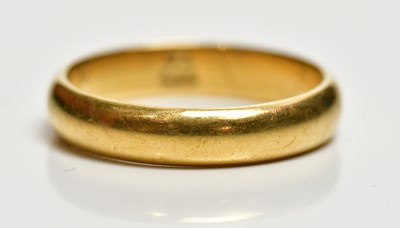 Lot 1379 - A 14ct yellow gold wedding band, size S,...