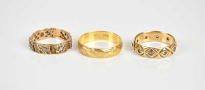 Lot 1381 - An 18ct yellow gold wedding band, size V,...