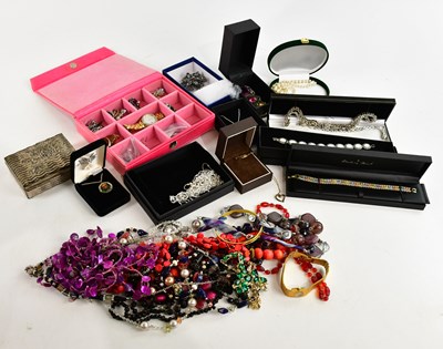 Lot 1742 - A collection of assorted costume jewellery, to...