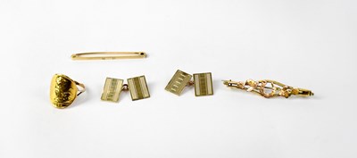 Lot 855 - A 9ct gold bar brooch