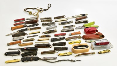 Lot 1370 - A collection of folding/penknives, including...