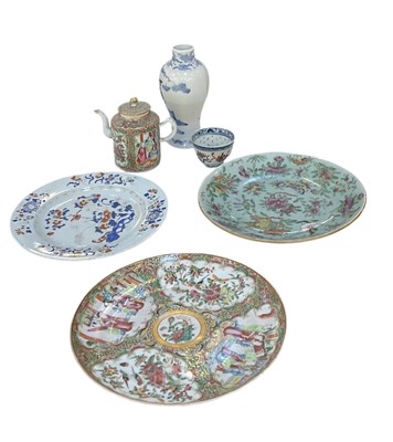 Lot 559 - A late 19th century Chinese blue and white...