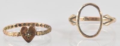 Lot 887 - Two 9ct gold rings, both af, combined approx 2....