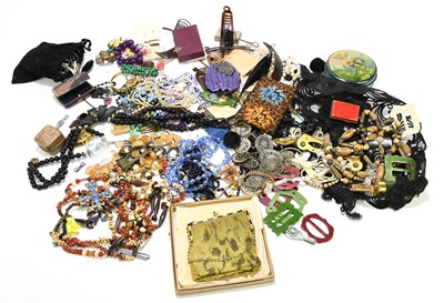 Lot 1599 - A small collection of costume jewellery to...