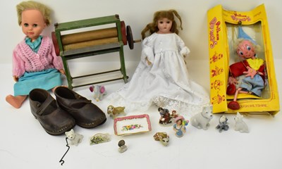 Lot 314 - A goup of vintage children's collectables...