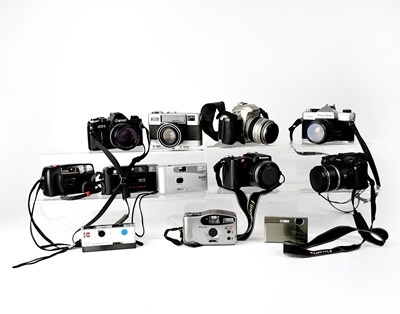 Lot 481 - A collection of film cameras