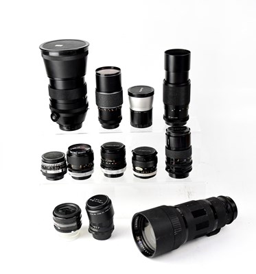 Lot 531 - A collection of camera lenses