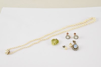 Lot 811 - A group of mixed jewellery including a...