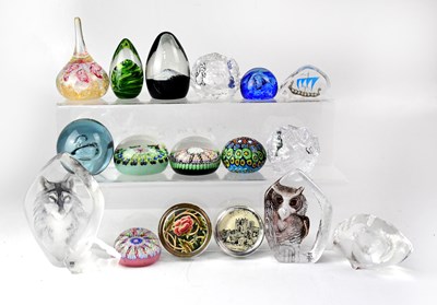 Lot 462 - A quantity of paperweights to include Mats...