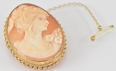 Lot 872 - A vintage 9ct gold cameo brooch, the carved...