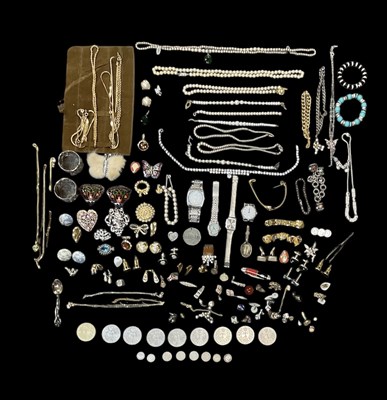 Lot 852 - A mixed lot of costume jewellery comprising...