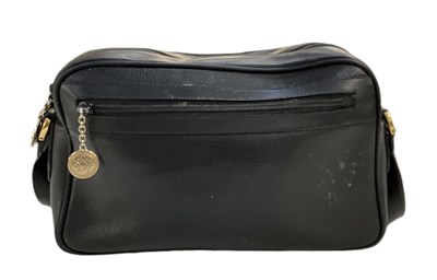 Lot 440 - GUCCI; a lady's black leather handbag, 21 x 29cm.
