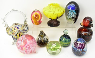 Lot 505 - Ten items of art glass including Caithness,...