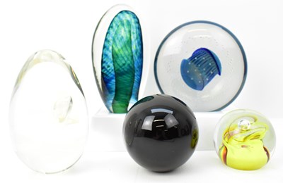 Lot 516 - Five art glass items comprising a Robert...