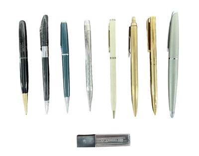 Lot 289 - Eight various vintage pens and propelling...