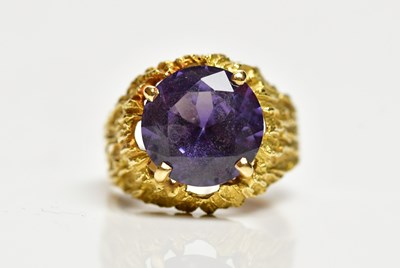 Lot 1311 - A large yellow metal alexandrite ring, with...