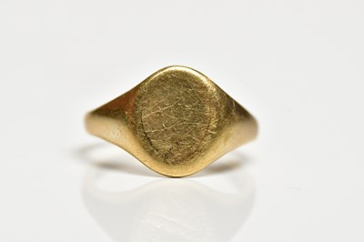 Lot 1380 - A 9ct yellow gold signet ring, with vacant...