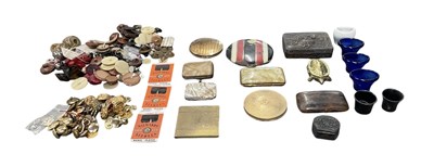 Lot 322 - Various collectables comprising compacts,...