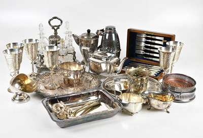 Lot 1421 - A small quantity of assorted silver plate...