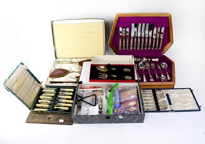 Lot 600 - A collection of plated ware