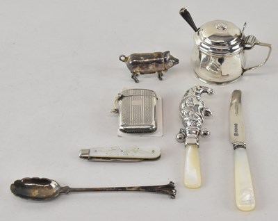 Lot 684 - A George V hallmarked silver vesta case, with...